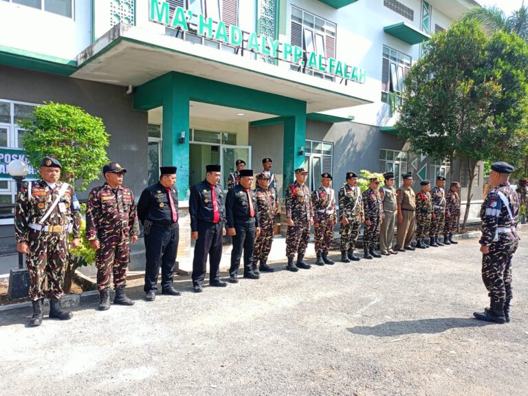Patriapos Suasana apel gelar pasukan Banser dan Pagar Nusa menjelang pengamanan Munas-Konbes NU 2026 di Ponpes Al-Falah Ploso, Kediri.