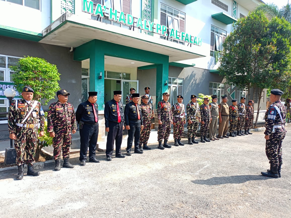 Patriapos Suasana apel gelar pasukan Banser dan Pagar Nusa menjelang pengamanan Munas-Konbes NU 2026 di Ponpes Al-Falah Ploso, Kediri.