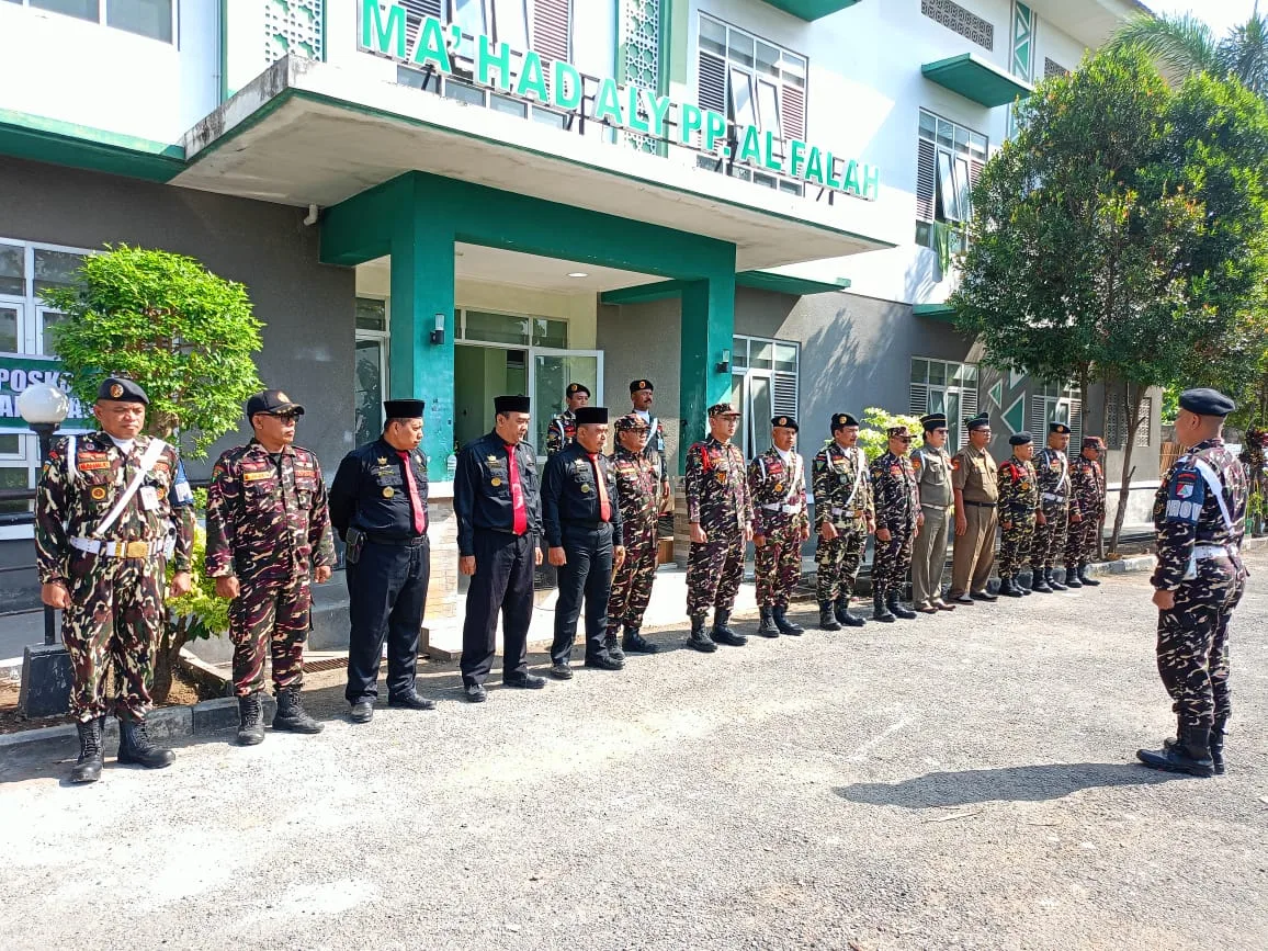 Suasana apel gelar pasukan Banser dan Pagar Nusa menjelang pengamanan Munas-Konbes NU 2026 di Ponpes Al-Falah Ploso, Kediri.