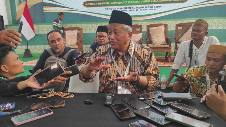 Prof. Mohammad Nuh memberikan keterangan kepada awak media terkait hasil Munas Alim Ulama dan Konbes NU 2026 di Ponpes Al-Falah Ploso, Kediri.