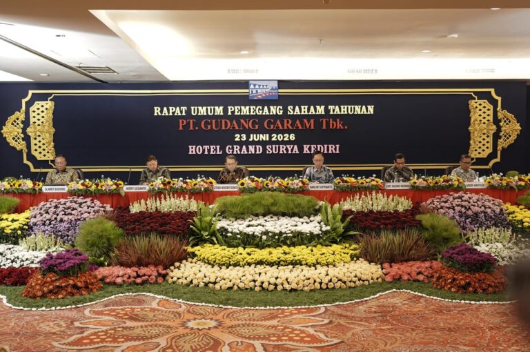 Jajaran Direksi, Dewan Komisaris, dan pemegang saham PT Gudang Garam Tbk saat mengikuti RUPST Tahun Buku 2025 di Kediri.