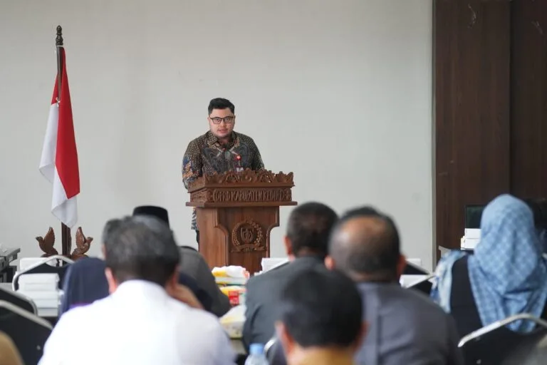Suasana sidang paripurna DPRD Kabupaten Kediri saat pembahasan terkait kajian kebijakan 5 hari sekolah.