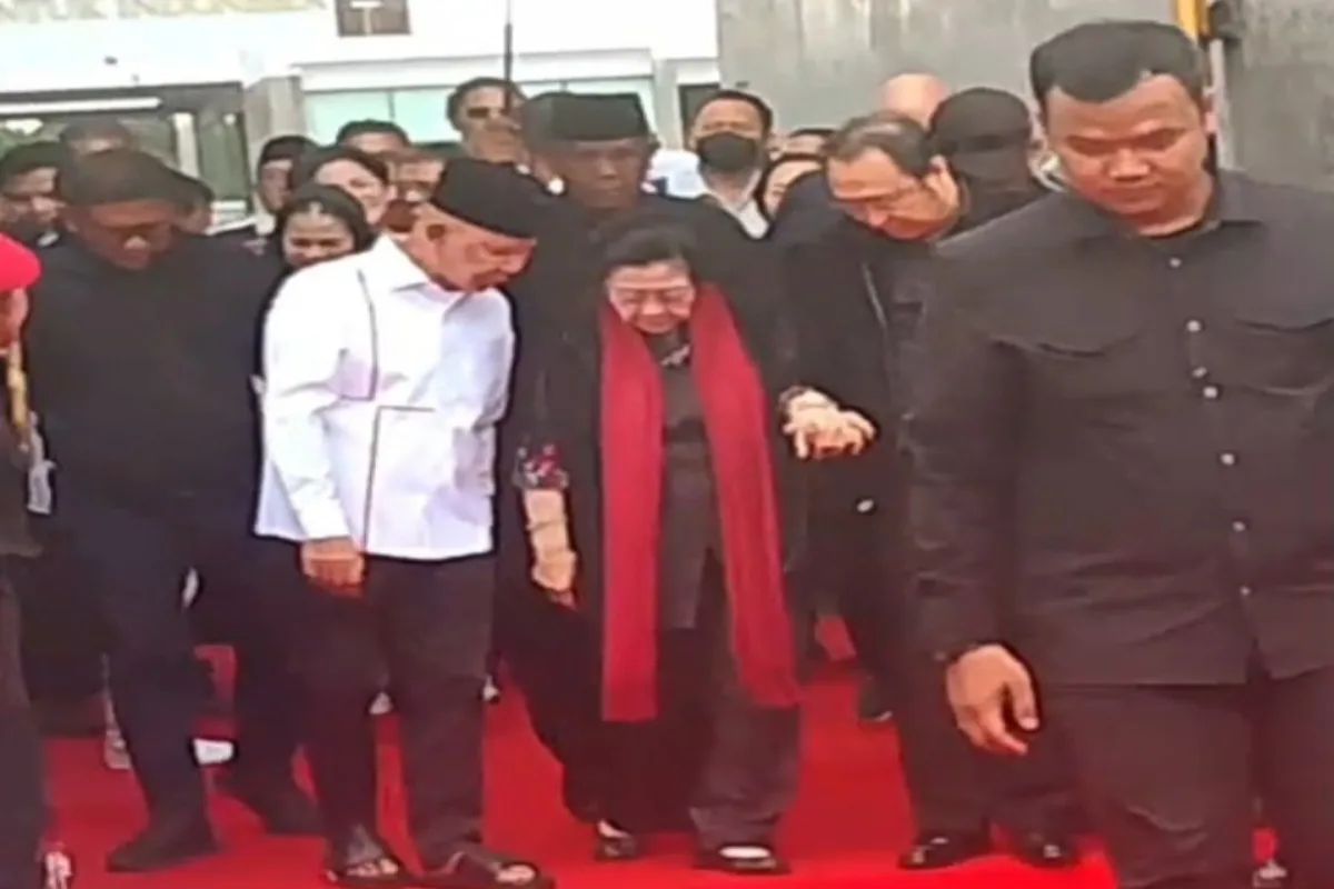 Ketua Umum PDI Perjuangan, Megawati Soekarnoputri, saat melakukan kunjungan dan ziarah ke Makam Bung Karno, Minggu (14/6/2026).