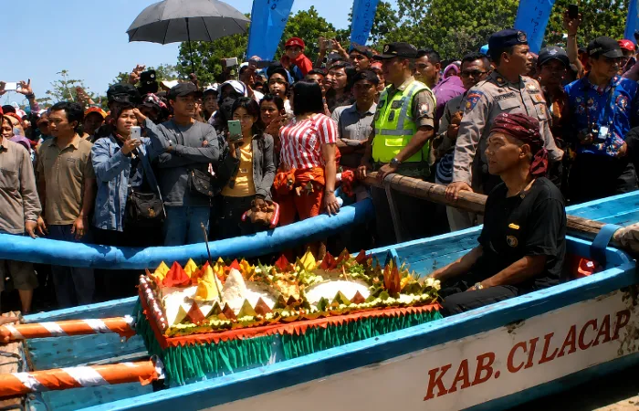 Larung sesaji ke laut sebagai ungkapan rasa syukur masyarakat pesisir.