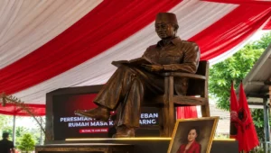 Patung Bung Karno setinggi lima meter yang menjadi ikon baru kawasan Istana Gebang, Kota Blitar
