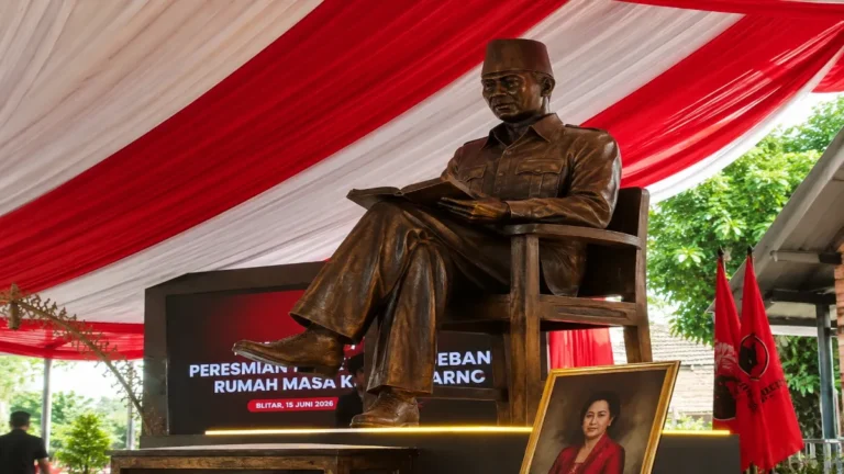Patung Bung Karno setinggi lima meter yang menjadi ikon baru kawasan Istana Gebang, Kota Blitar