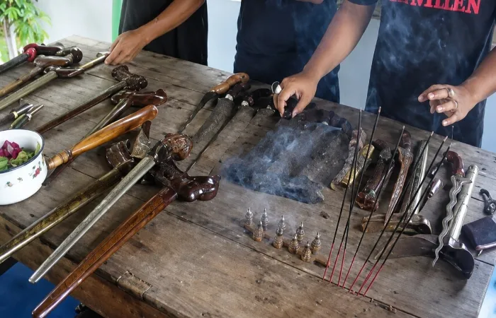 Penjamasan benda pusaka sebagai bagian dari tradisi Suroan.