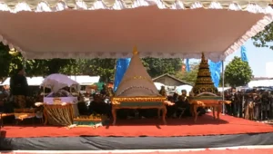 Prosesi adat dalam rangkaian tradisi Bulan Suro