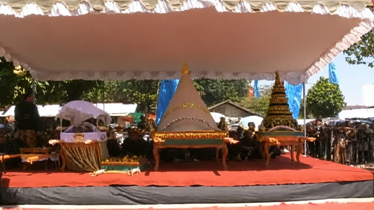 Prosesi adat dalam rangkaian tradisi Bulan Suro