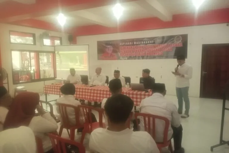 Suasana kegiatan Aspirasi Masyarakat (ASMAS) Anggota DPR RI Romy Soekarno bersama kader dan masyarakat di Kantor DPC PDI Perjuangan Kota Blitar, Sabtu (20/6/2026).