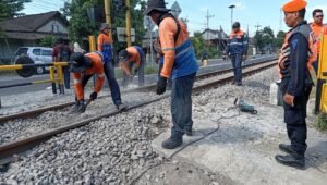 KAI Daop 7 Madiun Tutup Perlintasan Sebidang Liar di Kabupaten Blitar, Tegaskan Komitmen Tingkatkan Keselamatan Perjalanan Kereta Api KAI Daop 7 Madiun Tutup Perlintasan Sebidang Liar di Kabupaten Blitar, Tegaskan Komitmen Tingkatkan Keselamatan Perjalanan Kereta Api - Patriapos