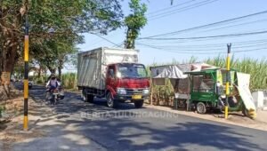 Jalur Polsek Kalangbret ke Selatan Mulai Dipasang Portal, Kendaraan Bertonase Besar Dialihkan Jalur Polsek Kalangbret ke Selatan Mulai Dipasang Portal, Kendaraan Bertonase Besar Dialihkan - Patriapos