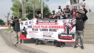 Wartawan Blitar Raya Kenakan Pakaian Hitam, Simbol Duka dan Kekecewaan atas Ucapan “Londo Ireng” Prabowo - Patriapos