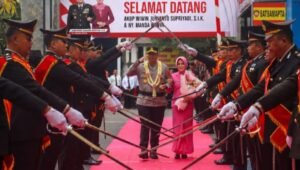 Kapolres Baru Tulungagung AKBP Wiwin Junianto Supriyadi Disambut Tradisi Pedang Pora Kapolres Baru Tulungagung AKBP Wiwin Junianto Supriyadi Disambut Tradisi Pedang Pora - Patriapos