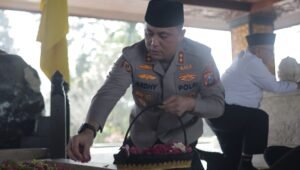 Kapolres Blitar Ikuti Ziarah Makam Leluhur dalam Rangka Hari Jadi ke-702 Kabupaten Blitar Kapolres Blitar Ikuti Ziarah Makam Leluhur dalam Rangka Hari Jadi ke-702 Kabupaten Blitar - Patriapos