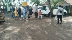 Libur Akhir Pekan di Pantai Serang, Polisi Ingatkan Wisatawan Waspadai Ombak dan Anak-anak Libur Akhir Pekan di Pantai Serang, Polisi Ingatkan Wisatawan Waspadai Ombak dan Anak-anak - Patriapos
