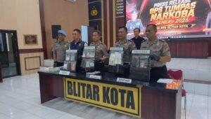 Petugas menunjukkan barang bukti narkotika dan obat keras berbahaya hasil pengungkapan kasus dalam kegiatan press release Ops Tumpas Narkoba Semeru 2026 di Mapolres Blitar Kota, Senin (31/8/2026).
