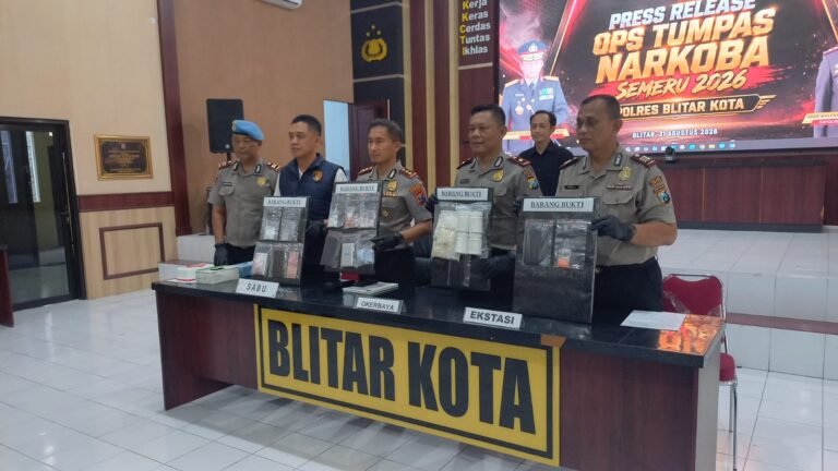 Petugas menunjukkan barang bukti narkotika dan obat keras berbahaya hasil pengungkapan kasus dalam kegiatan press release Ops Tumpas Narkoba Semeru 2026 di Mapolres Blitar Kota, Senin (31/8/2026).