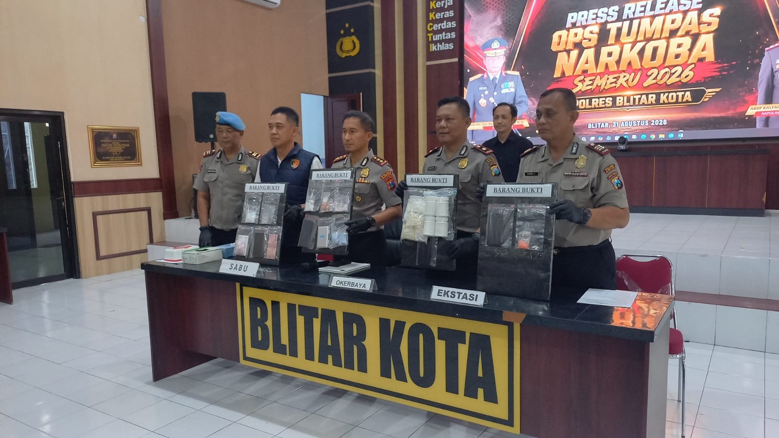 Petugas menunjukkan barang bukti narkotika dan obat keras berbahaya hasil pengungkapan kasus dalam kegiatan press release Ops Tumpas Narkoba Semeru 2026 di Mapolres Blitar Kota, Senin (31/8/2026).