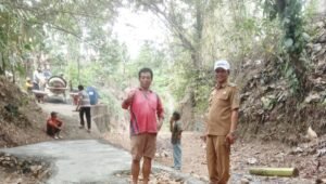 Kepala Desa Sumberagung bersama warga saat meninjau pembangunan tanggul dan rabat jalan di RW 17 Dusun Suromenggalan.