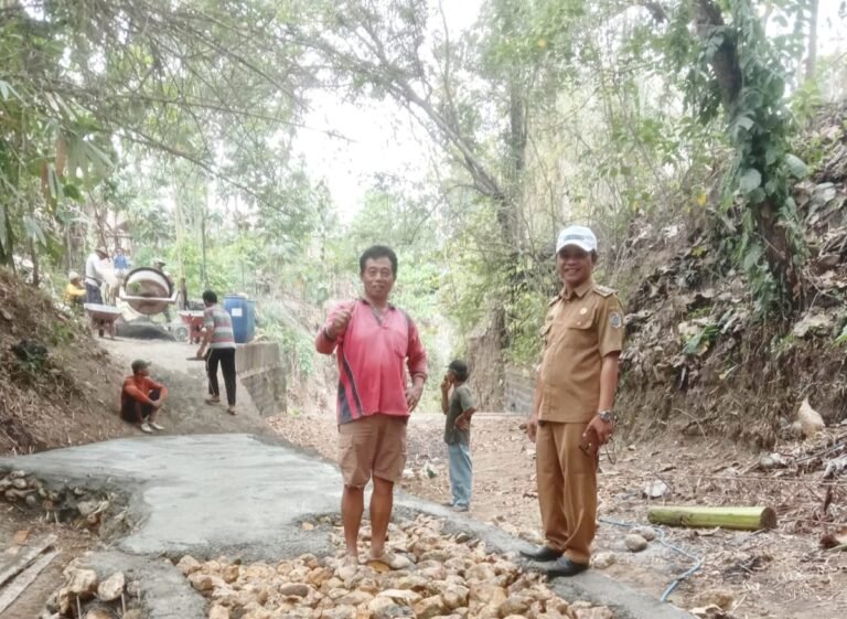Kepala Desa Sumberagung bersama warga saat meninjau pembangunan tanggul dan rabat jalan di RW 17 Dusun Suromenggalan.