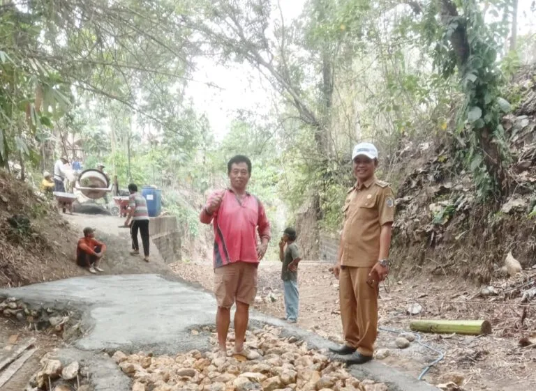 Kepala Desa Sumberagung bersama warga saat meninjau pembangunan tanggul dan rabat jalan di RW 17 Dusun Suromenggalan.