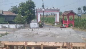 Suasana pembangunan di salah satu pos jaga perlintasan.