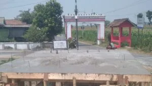 Suasana pembangunan di salah satu pos jaga perlintasan.