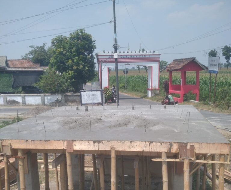 Suasana pembangunan di salah satu pos jaga perlintasan.