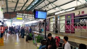 Penumpang menunggu keberangkatan kereta api di stasiun, Sabtu (12/9/2026).