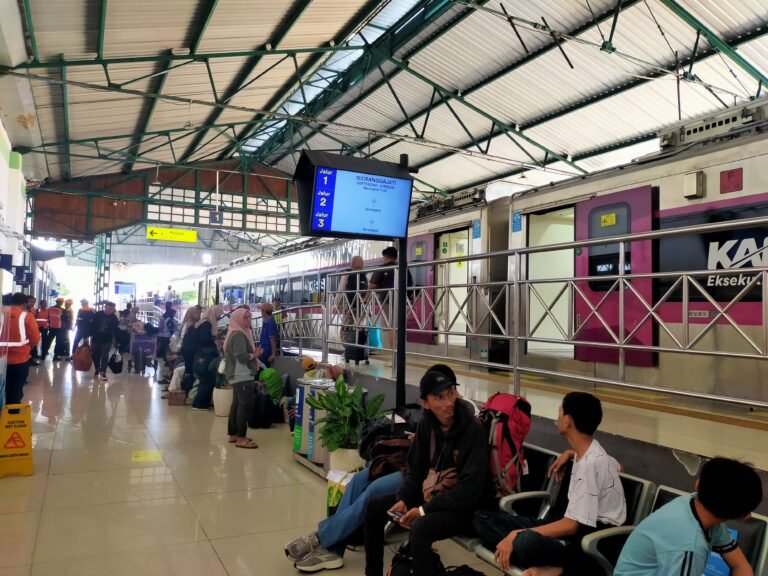 Penumpang menunggu keberangkatan kereta api di stasiun, Sabtu (12/9/2026).