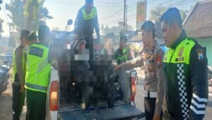 Petugas menangani kecelakaan lalu lintas yang melibatkan dua sepeda motor di wilayah Garum, Kabupaten Blitar, Senin (14/9/2026).