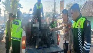 Petugas menangani kecelakaan lalu lintas yang melibatkan dua sepeda motor di wilayah Garum, Kabupaten Blitar, Senin (14/9/2026).