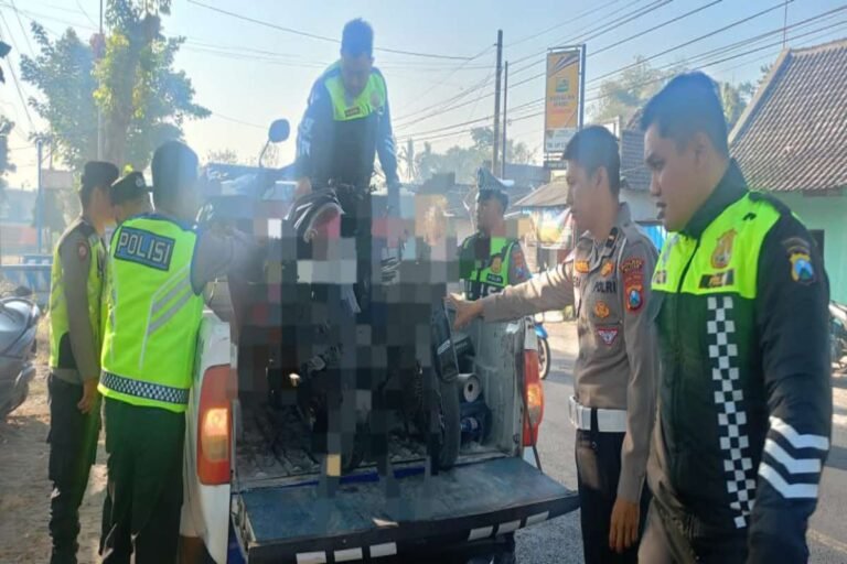 Petugas menangani kecelakaan lalu lintas yang melibatkan dua sepeda motor di wilayah Garum, Kabupaten Blitar, Senin (14/9/2026).
