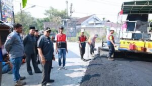 Bupati Blitar Rijanto meninjau langsung progres pengaspalan jalan di Dusun Sentul, Desa Pandanarum, Kecamatan Sutojayan, hingga pembangunan jembatan penghubung Desa Bakung–Desa Bululawang, Selasa (15/9/2026).