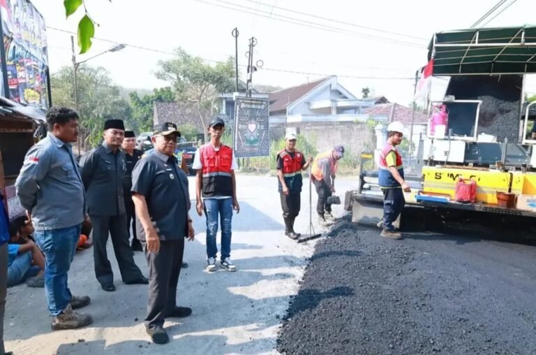 Bupati Blitar Rijanto meninjau langsung progres pengaspalan jalan di Dusun Sentul, Desa Pandanarum, Kecamatan Sutojayan, hingga pembangunan jembatan penghubung Desa Bakung–Desa Bululawang, Selasa (15/9/2026).