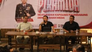 Suasana kegiatan Piramida (Ngopi Bersama Media) Polres Tulungagung bersama awak media dan influencer dalam rangka memperkuat sinergi menjaga situasi Kamtibmas yang kondusif di Kabupaten Tulungagung.