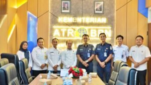 Foto bersama jajaran Kementerian ATR/BPN dan PT KAI dalam rangka memperkuat sinergi dan koordinasi antarlembaga.