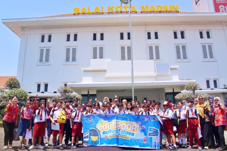 KAI Daop 7 Madiun bersama pelajar Istana Bina Bangsa School Tulungagung dalam program Eduspoor di Balai Kota Madiun.