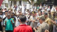 Polres Blitar Kawal Penyampaian Aspirasi Petani dan Mahasiswa di Kantor Pemkab Blitar