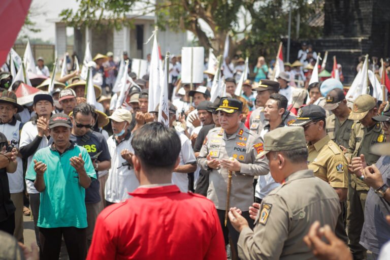Kapolres Blitar AKBP Ardhy Zul Hasbih Nasution bersama personel gabungan memberikan pelayanan dan pengamanan dalam kegiatan penyampaian pendapat di muka umum di Kantor Pemkab Blitar, Senin (21/9/2026).