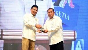 Ketua Umum Kadin Sumut Firsal Dida Mutyara menyerahkan penghargaan kepada perwakilan penerima dalam Rapimprov Kadin Sumut 2026 di Hotel Adi Mulia Medan, Kamis (24/9/2026).