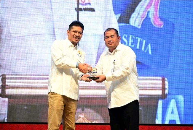 Ketua Umum Kadin Sumut Firsal Dida Mutyara menyerahkan penghargaan kepada perwakilan penerima dalam Rapimprov Kadin Sumut 2026 di Hotel Adi Mulia Medan, Kamis (24/9/2026).