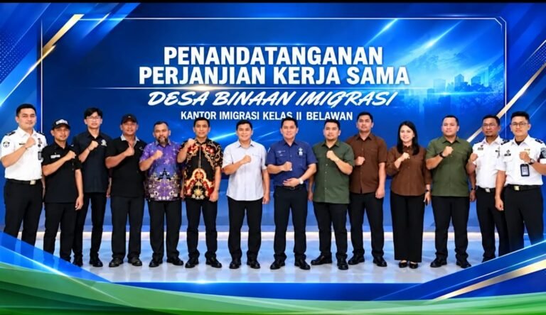 Foto bersama jajaran Kantor Imigrasi Kelas II TPI Belawan bersama perwakilan Kelurahan Labuhan Deli dan Kelurahan Terjun usai penandatanganan Perjanjian Kerja Sama Program Desa/Kelurahan Binaan Imigrasi.