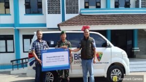 Manager Bisnis Kecil dan FTM BO Pacitan Deny Prasetyo saat menyerahkan CSR ambulance kepada Batalyon Infanteri TP 934/SBY.