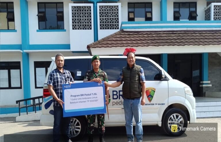 Manager Bisnis Kecil dan FTM BO Pacitan Deny Prasetyo saat menyerahkan CSR ambulance kepada Batalyon Infanteri TP 934/SBY.