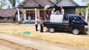 Petugas bersama warga menyalurkan bantuan air bersih menggunakan kendaraan tangki di Dusun Kedungbiru, Desa Kalitengah, Kecamatan Panggungrejo, Kabupaten Blitar, Minggu (27/9/2026).