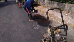 Petugas UPT PJJ Tulungagung melakukan pemeliharaan rutin dengan menambal kerusakan pada ruas jalan Plandaan–Boro, Minggu (28/9/2026).