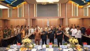 Kepala Kantor Imigrasi Blitar bersama jajaran dan peserta Rapat Koordinasi Tim Pengawasan Orang Asing (TIMPORA) dalam upaya memperkuat sinergi dan kolaborasi lintas instansi untuk pengawasan orang asing di Kabupaten Tulungagung, Selasa (29/9/2026).