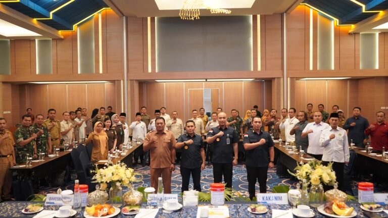 Kepala Kantor Imigrasi Blitar bersama jajaran dan peserta Rapat Koordinasi Tim Pengawasan Orang Asing (TIMPORA) dalam upaya memperkuat sinergi dan kolaborasi lintas instansi untuk pengawasan orang asing di Kabupaten Tulungagung, Selasa (29/9/2026).